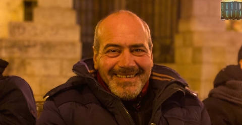 C'� chi lo chiama Granclasse e chi Buoncaff�: � Michele, il "cantastorie" di Barletta